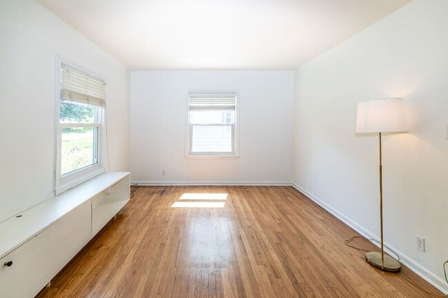 Building Photo - 343 E Royal Forest Blvd