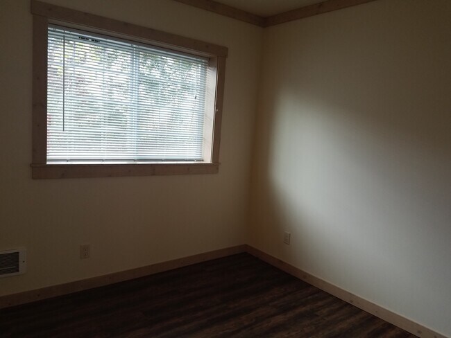 Building Photo - Studio Apartment in Poulsbo - All Utilitie...