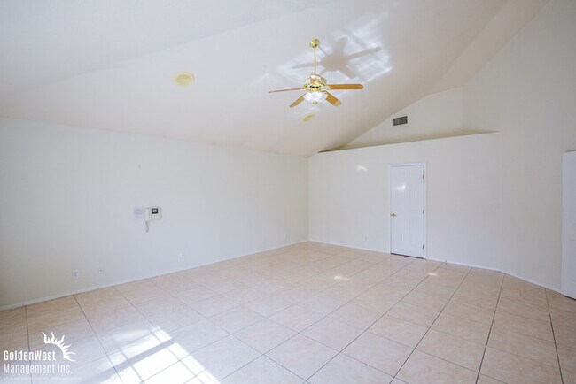 Building Photo - Stunning & Spacious 4Bdm 3.5Ba Home Located in the Heart of Las Vegas.