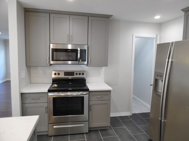 Building Photo - Total Remodel Townhome-Like Unit in Berkel...