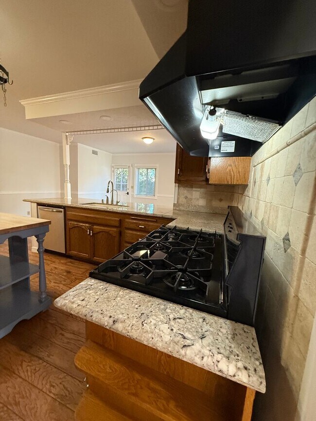 Building Photo - San Pedro 4 bedroom, 3 Bath Home with yard and Deck! Available NOW!