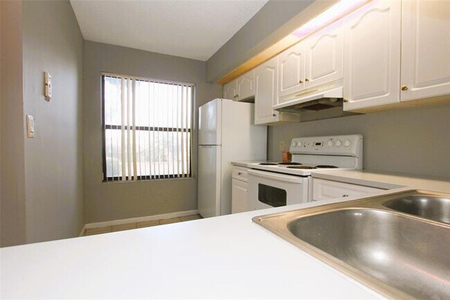 Building Photo - 217 Lake Pointe Dr