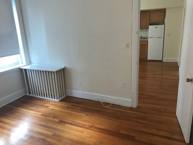 Building Photo - No brokers Fee, No Security Deposit,  Heat...