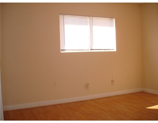 Building Photo - Townhome 2 Bedroom 2.5 Bathroom and fenced...
