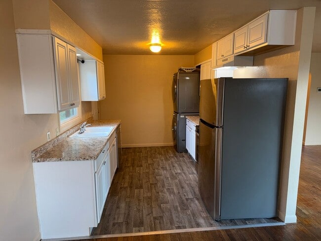 Building Photo - Updated 2 bedroom 1 bath duplex in Eugene!