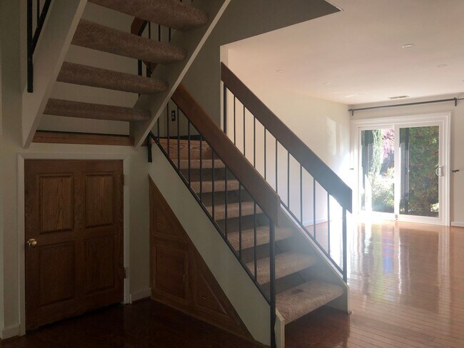 Building Photo - Well Maintained & Updated - 3 BR - Reston Metro