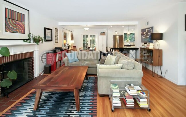 Building Photo - 122 Du Bois St