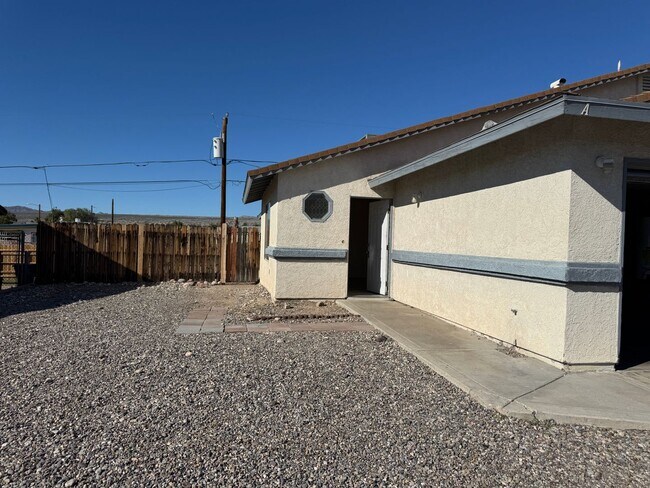 Building Photo - 3BR Duplex with gated yard and Garage