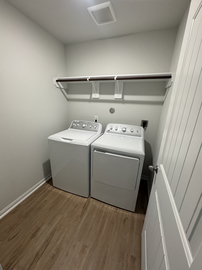 Building Photo - 820 Clear Vly Ln