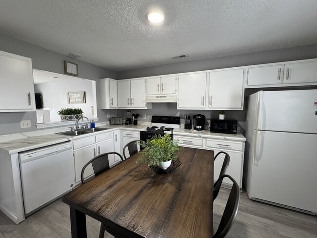 Building Photo - 205 Pinegrove Ct