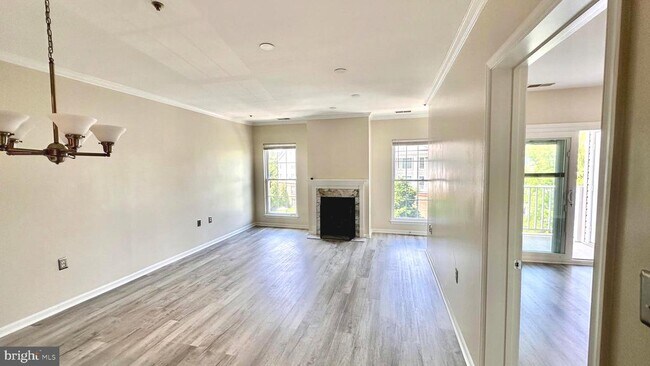 Building Photo - 7011 Falls Reach Dr