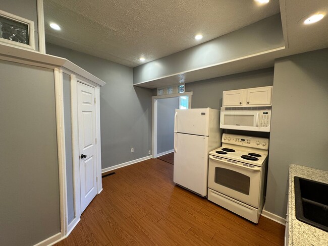 Building Photo - Fountain Sqaure 2 Bedroom 1 Bath with a bonus room/office.