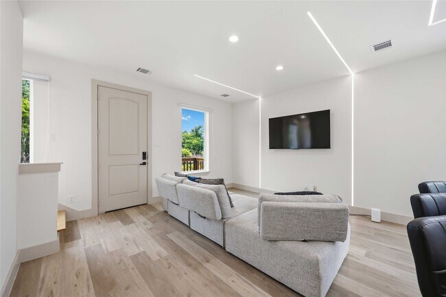 Building Photo - 1907 Hailey St