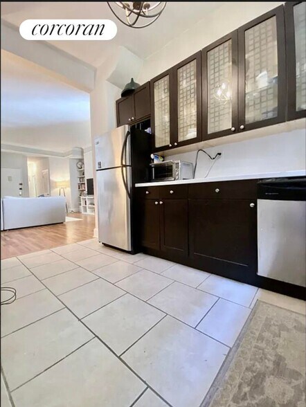 Building Photo - 349 W 84th St
