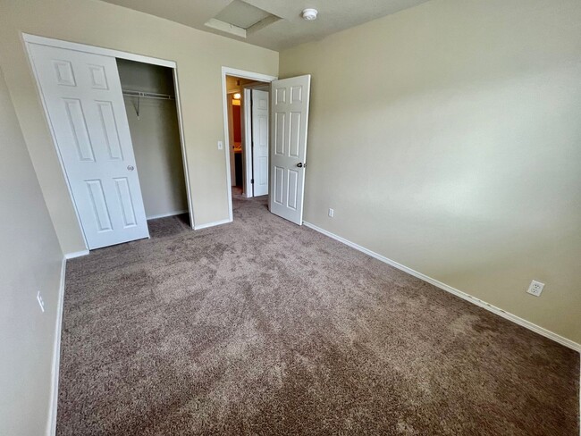 Building Photo - ? Newly Reduced Price & Half-Month Rent Mo...