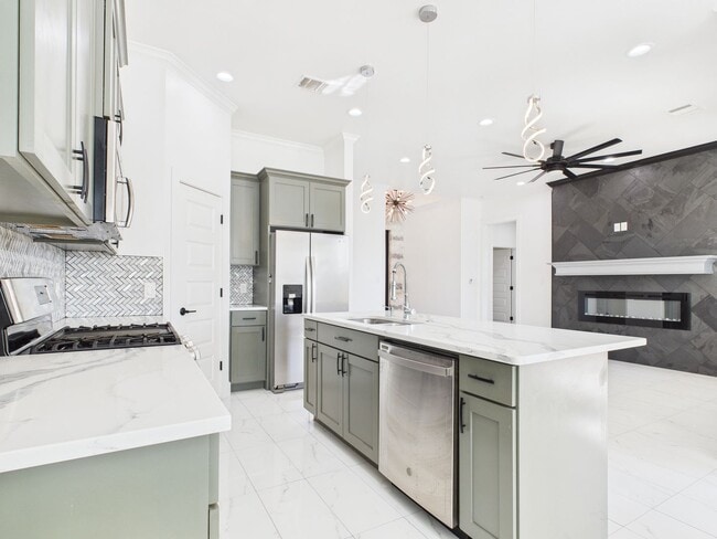 Building Photo - Stunning Home