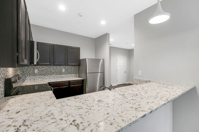 Building Photo - Stunning 1 Bedroom Luxury Apartment with T...