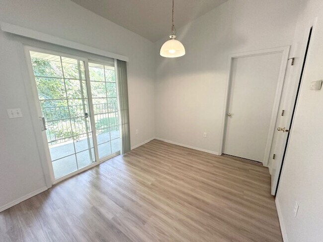 Building Photo - Fully renovated apartment in 2024 coming soon!