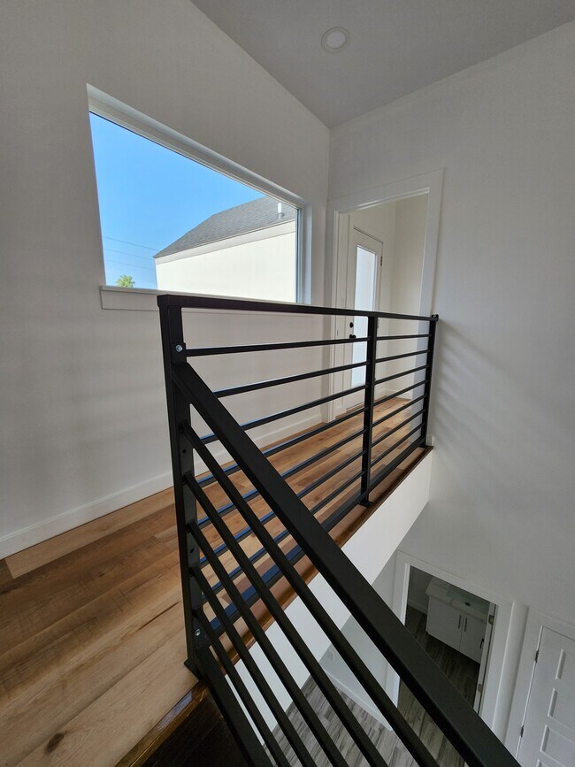 Building Photo - 706 W Seminole Ave