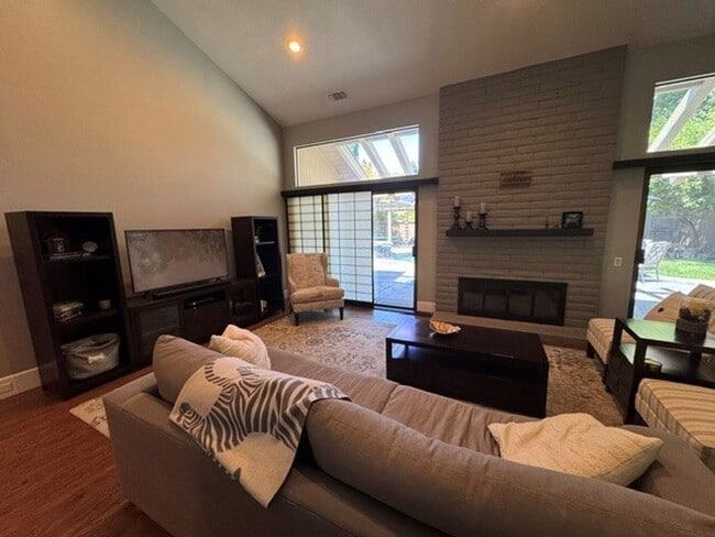 Building Photo - Gorgeous 3-Bedroom House in Gold River wit...