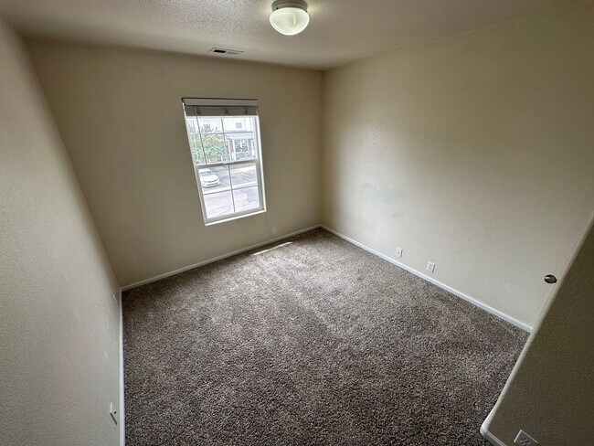 Building Photo - 2057 Creekridge