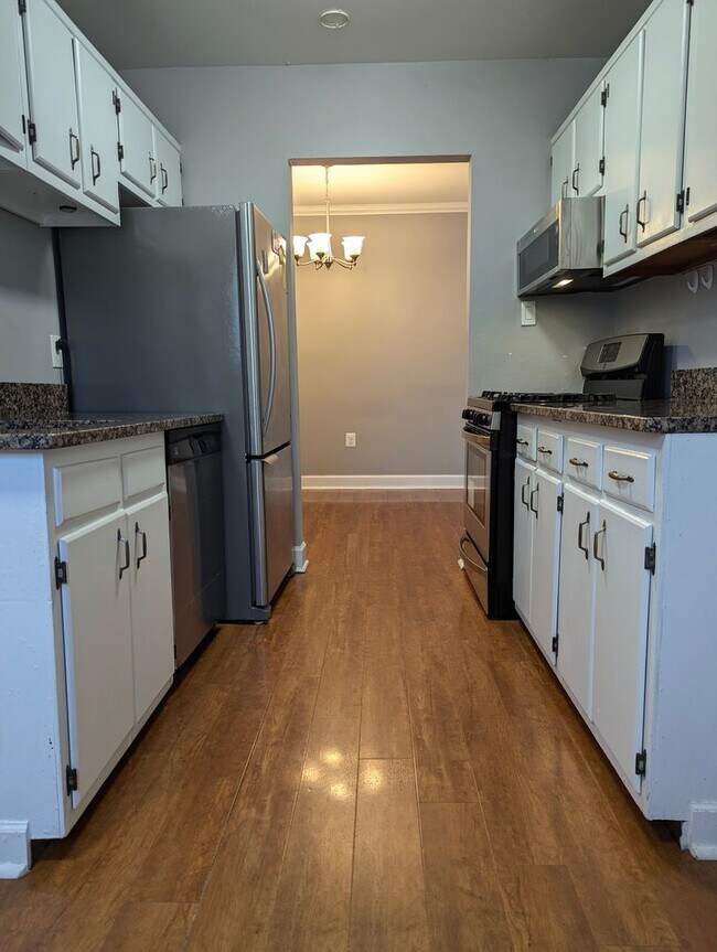 Building Photo - Gorgeous 2 Bed 1 Bath Condo with Private B...