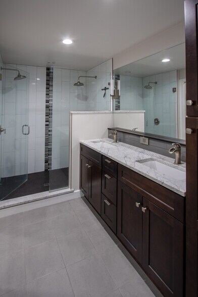 Primary bathroom w/double vanity, large storage cabinet - 13234 SE 261st St