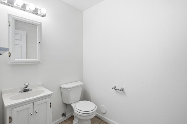 Building Photo - 2413 Northampton Dr