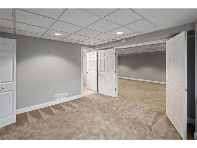 Building Photo - 517 River St