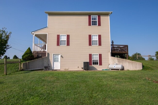 Building Photo - 650 Farmington Dr