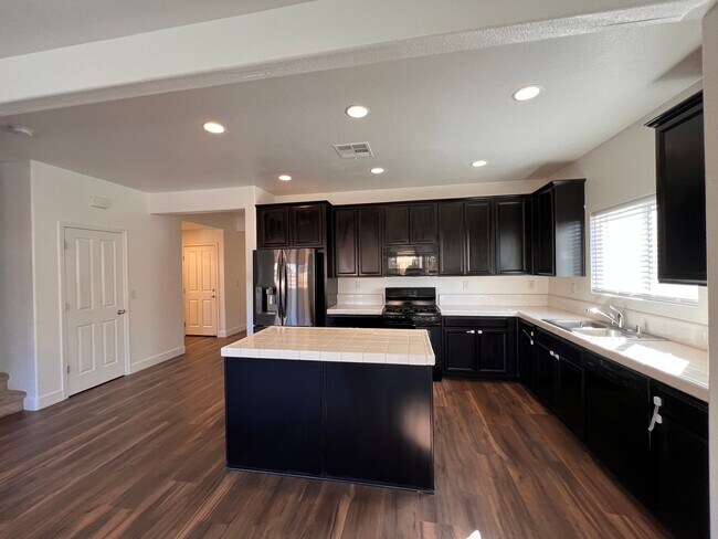 Building Photo - Luxurious 4 bedroom 3 bath family home in ...