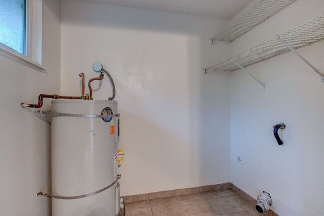 Building Photo - Spacious 2 Bed 1 Bath In Quiet Community