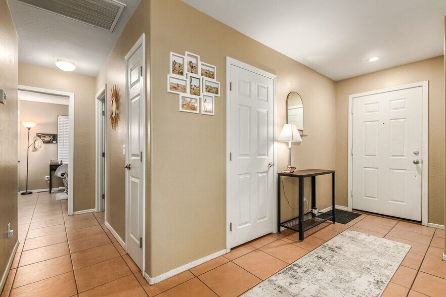 Building Photo - 2213 S 65th Dr