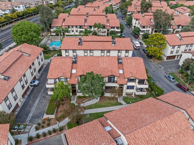 Building Photo - "Charming 2-Bed, 2-Bath Condo Retreat in S...