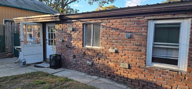 Building Photo - 35 Cedarhurst Ave