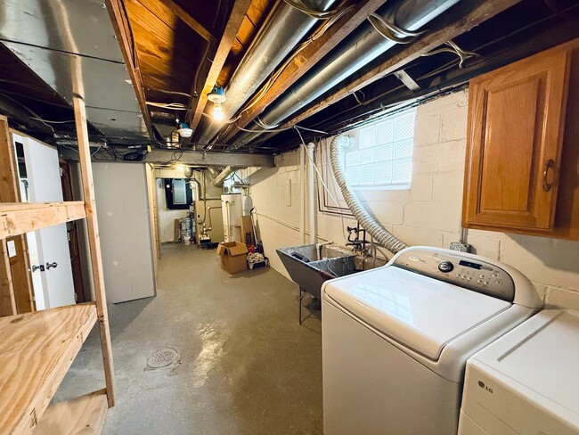 Building Photo - Fully Renovated 3-Bedroom 3-Bathroom Gem in Cincinnati!