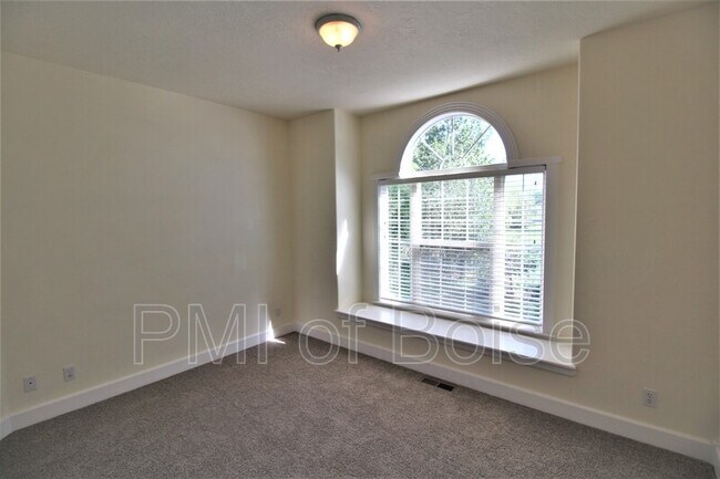 Building Photo - 85 S Linder Rd