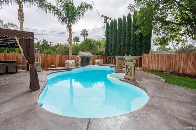 Building Photo - 18834 Devonshire St