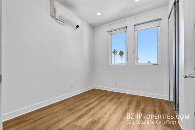 Building Photo - Gorgeous Modern Townhouse In Prime Mid-City