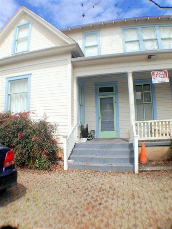 Building Photo - 906 W 22nd St