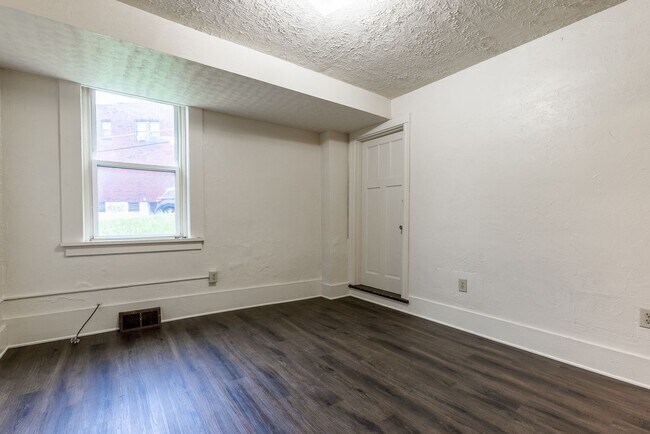 Building Photo - 466 Hays Ave