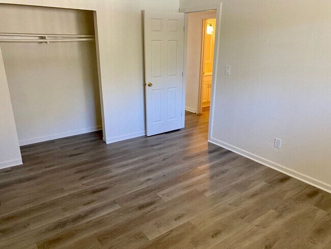 Building Photo - NSUR1259 2205 Cedar1-4