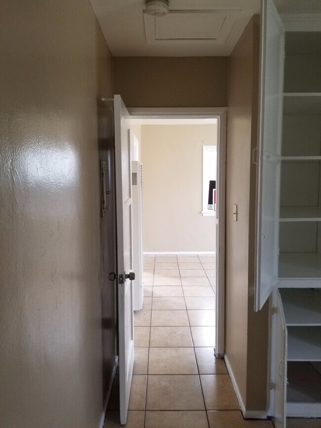 Building Photo - Cozy 1 bed one Bath unit