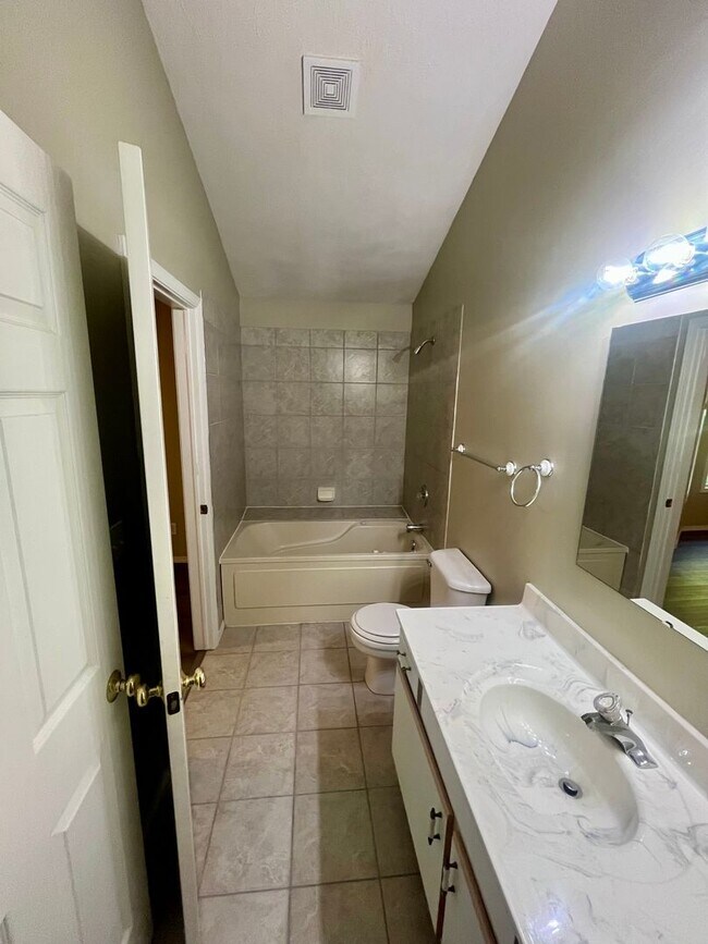 Building Photo - 1327 Carriage Ct