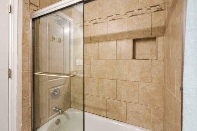 Building Photo - Beautiful 4 Bedroom in Short North