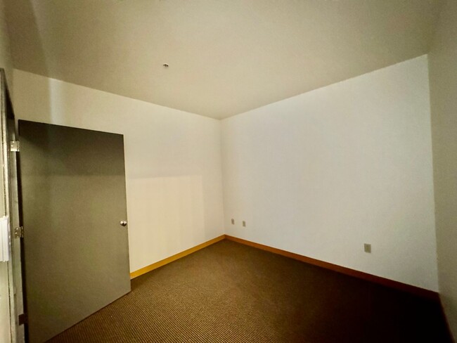 Building Photo - One-bedroom Condo right in the Heart of Capitol Hill!!!!!!