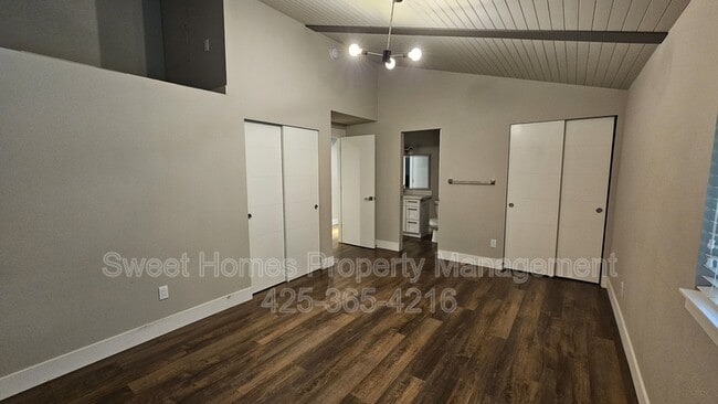 Building Photo - 10940 NE 26th Pl