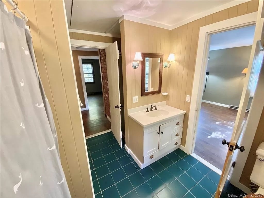 Bathroom - 1031 Howe Avenue