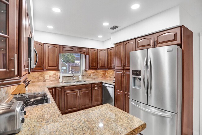 Building Photo - 470 SE 4th Ct