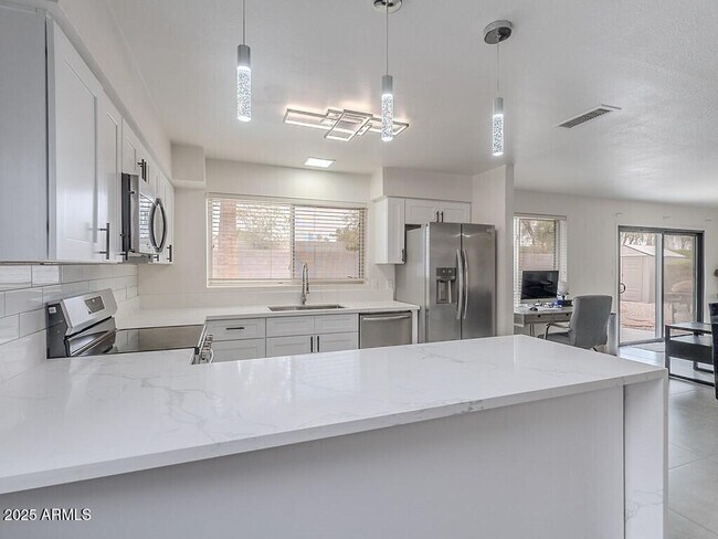 Building Photo - 5817 S Siesta Ln